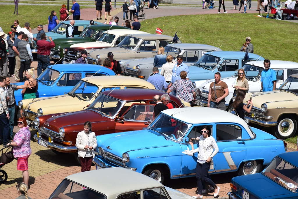 Pilsēta uzņem savas vienaudzes. Šādas un līdzīgas automašīnas pildīja Aizkraukles ielas tās pirmajos gados.
Autors: Imants Kaziļuns