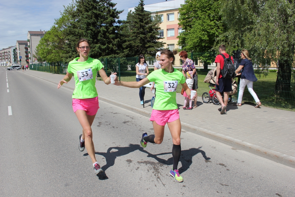 Plecu pie pleca. Māsas Gunita (no labās) un Ivita Šales pumaratona distanci veica līdzās, atbalstot viena otru.
Autors: Viesturs Kaktiņš