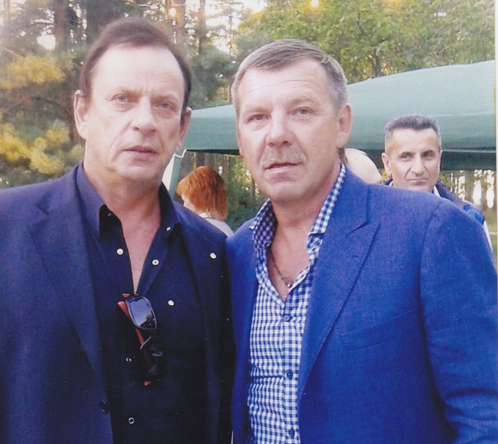 Divi Oļegi. Veterānu komandu spēlētājs aizkrauklietis Oļegs Ļahs un pieredzējušais spēlētājs un treneris Oļegs Znaroks ir sen pazīstami.
Autors: no O. Ļaha albuma