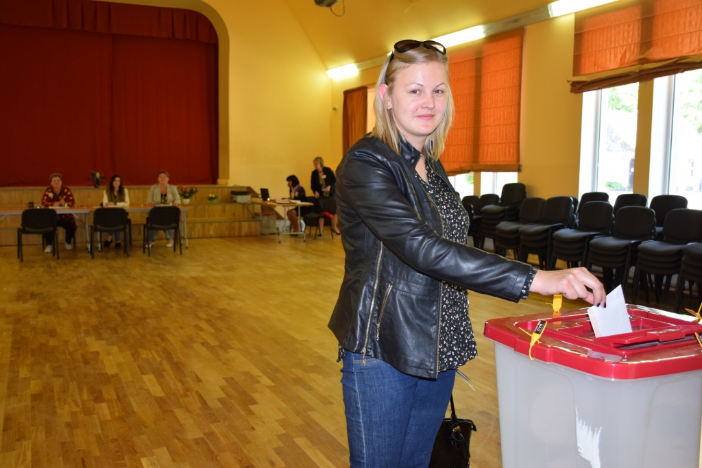 Savu vārdu saka Neretas jaunieši. Aija, vēlēšanu urnā metot cerību, pie varas stūres novadā redzēt tos, kuri to pelnījuši, bet vairāk domā par to, lai par deputātiem nekļūtu tie, kam tur nav jābūt.