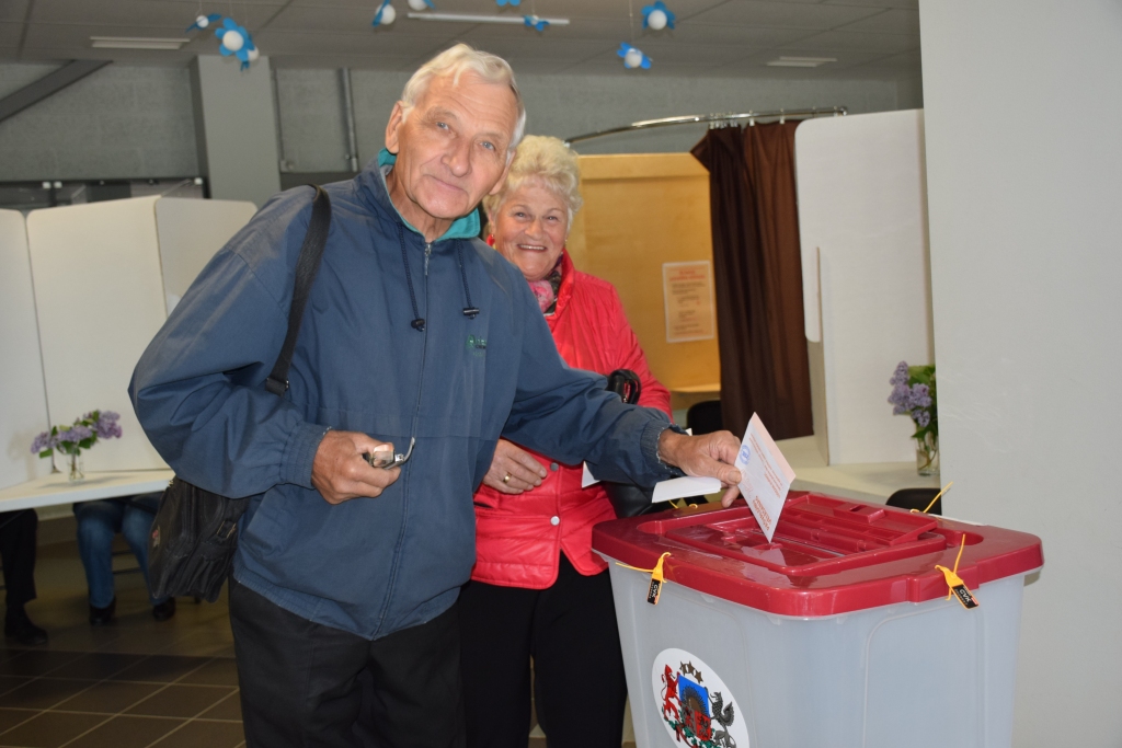 CER UZ PĀRMAIŅĀM. Kravaļu pāris no Aizkraukles par pašreizējā domes priekšsēdētāja sarakstu nebalso, jo uzskata, ka domē jāiekļūst jauniem spēkiem.
Autors: Guna Mikasenoka