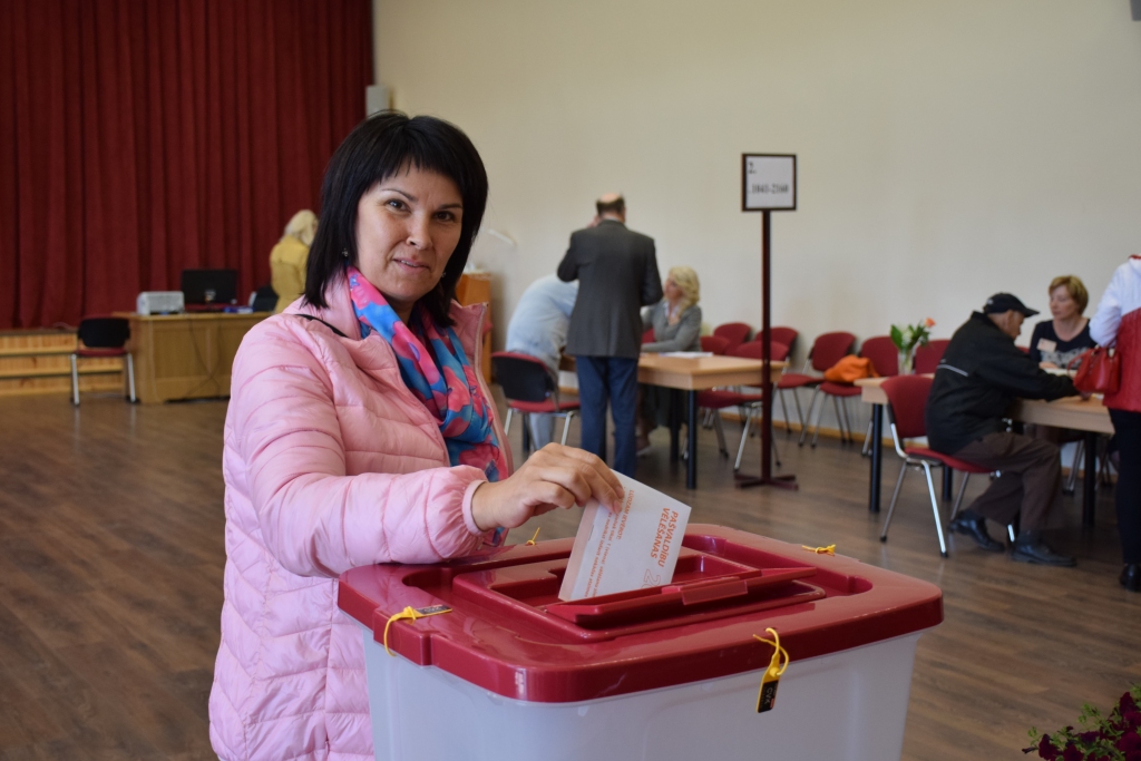 “Nācu ar cerību, ka būs labāk. Uzticos pieredzējušajiem un dodu iespēju jaunajiem,” teic koknesiete Marika Pakalne.
Autors: Imants Kaziļuns