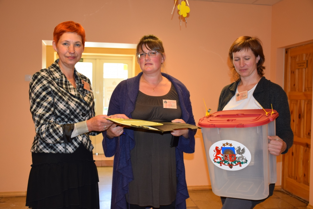 Pie vēlētājiem izbraukumā dosies Svetlana Drezova (no labās) un Sanita Kondrāte. Līdzās — Sarmīte Ķīse, Kurmenes vēlēšanu iecirkņa komisijas vadītāja.
Autors: Imants Kaziļuns