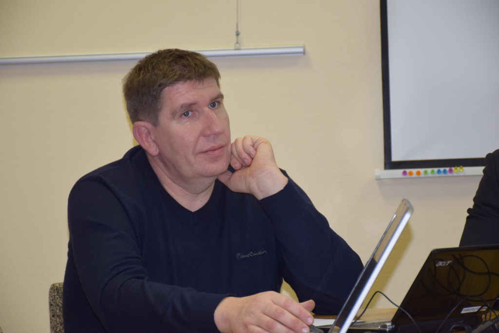 Cik skumji un drūmi sit sirds... Fakts. Aizkrauklē no Nacionālās  apvienības “Visu Latvijai”—“Tēvzemei un Brīvībai/LNNK” ievēlēts tikai viens deputāts — Edgars Ratnieks.
Autors: no “Staburaga” arhīva