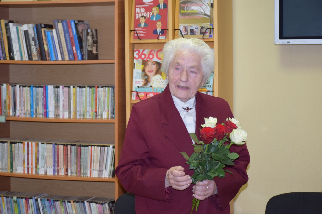 RAKSTNIECE Milda Pormale 88 gadu vecumā aizvien ir enerģiska, moža un asprātīga. Turklāt savos gados iecerējusi uzrakstīt vēl vienu grāmatu.
Autors: Elita Brovacka