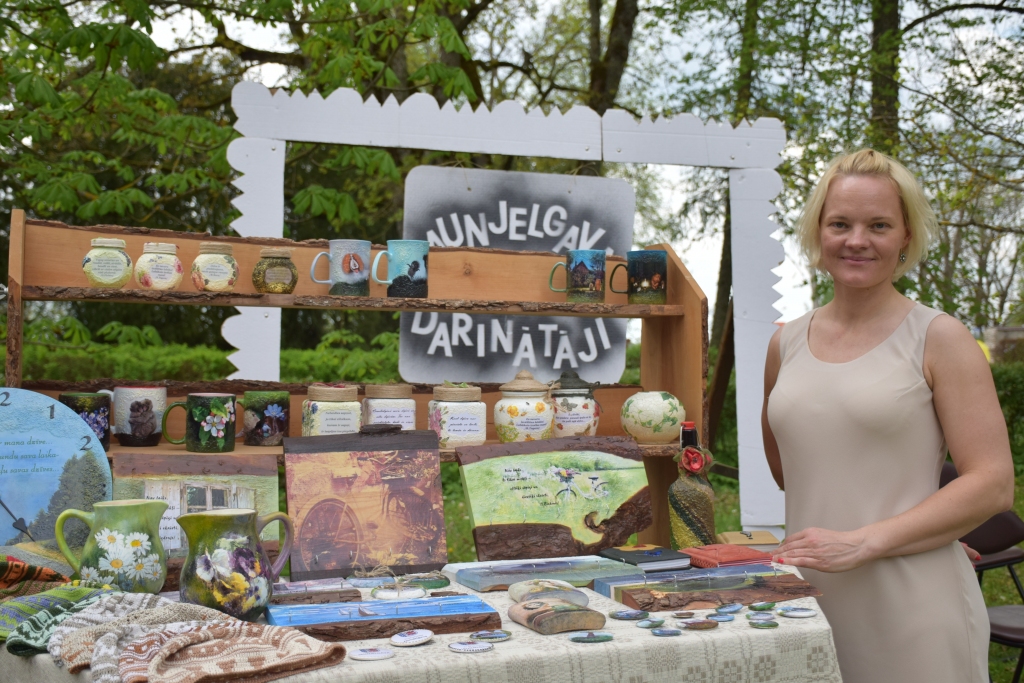 MĀKSLINIECE Kristīne Kalēja atradusi savu īpašo stilu, kurā darina dāvanas, un tās patīk daudziem.
Autors: Elita Brovacka
