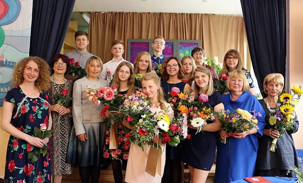 Aizkraukles Mākslas skolas 2017. gada izlaidums. Absolventi un pedagogi.
Autors: Vineta Cimdiņa