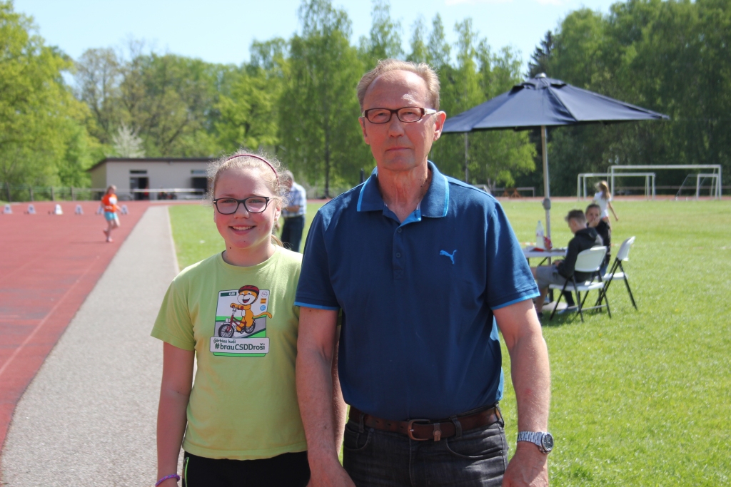 Pirmā vieta un skolas rekords. Aizkraukles novada vidusskolas audzēkne Melānija Hudaniča U12 grupas sacensībās vienu kilogramu smago veseri aizmeta 46,12 metru tālu, kas kļuva par jaunu skolas rekordu. Treneris Mārtiņš Holsts ar audzēkni lepojas.
Autors: Viesturs Kaktiņš