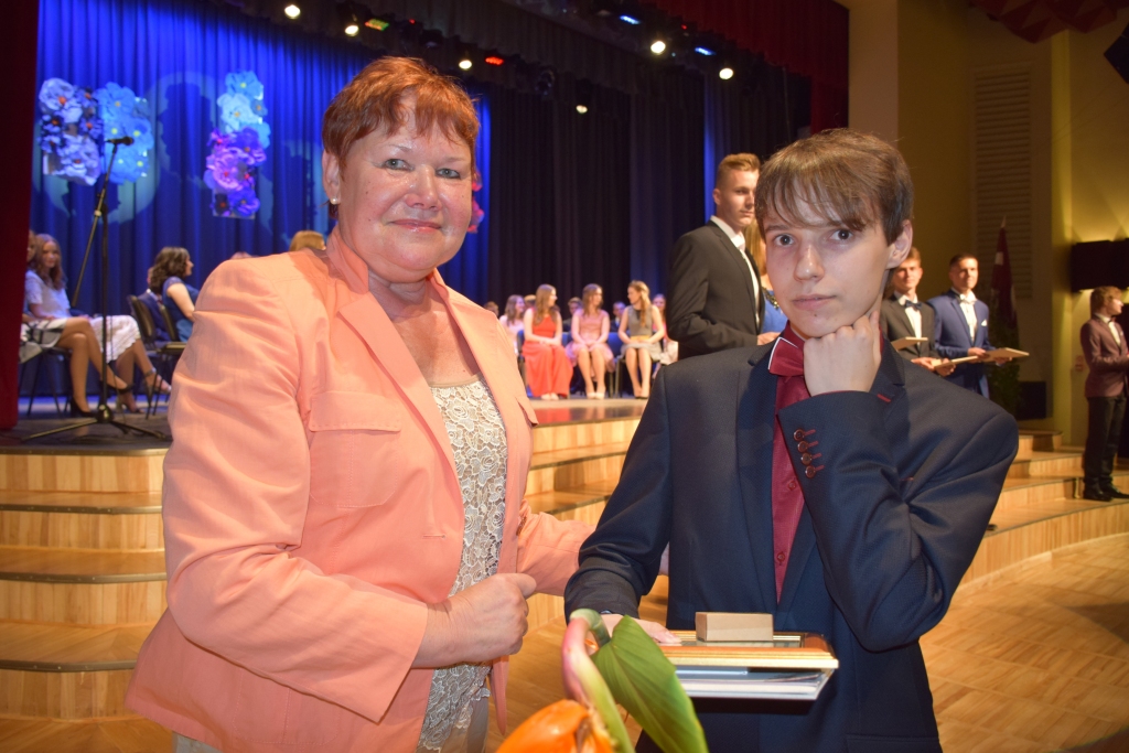 Viļņa Plūmes fonda septītais stipendiāts. Bijušā Aizkraukles mēra Viļņa Plūmes atraitne Sarmīte Plūme pasniedz stipendijas sertifikātu Aizkraukles novada vidusskolas absolventam Ulvim Blathenam. Aizkraukles novada vidusskolas beidzēju vidū viņš bija vienīgais, kurš kārtoja eksāmenu programmēšanā. Studējot Rīgas Tehniskajā universitātē, jaunietis vēlas kļūt par programmētāju.
Autors: Agita Grīnvalde-Iruka