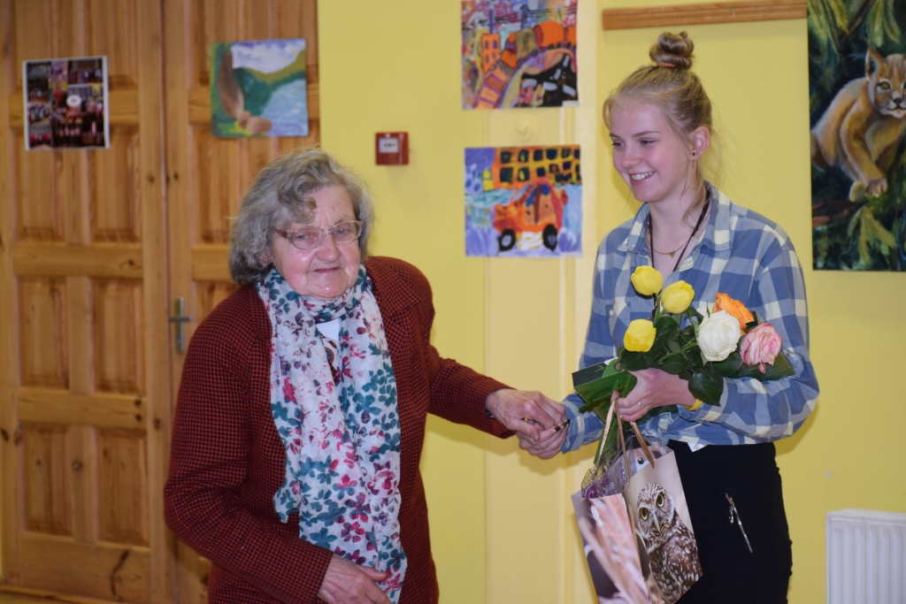 AR AUKLĪTES VĒLĪBU, ļaujot zīmēt uz sienām, no mazas meitenes izaugusi māksliniece. Izstādes atklāšanā Vitu Lazdausku sveic auklīte Helēna Graudumniece.