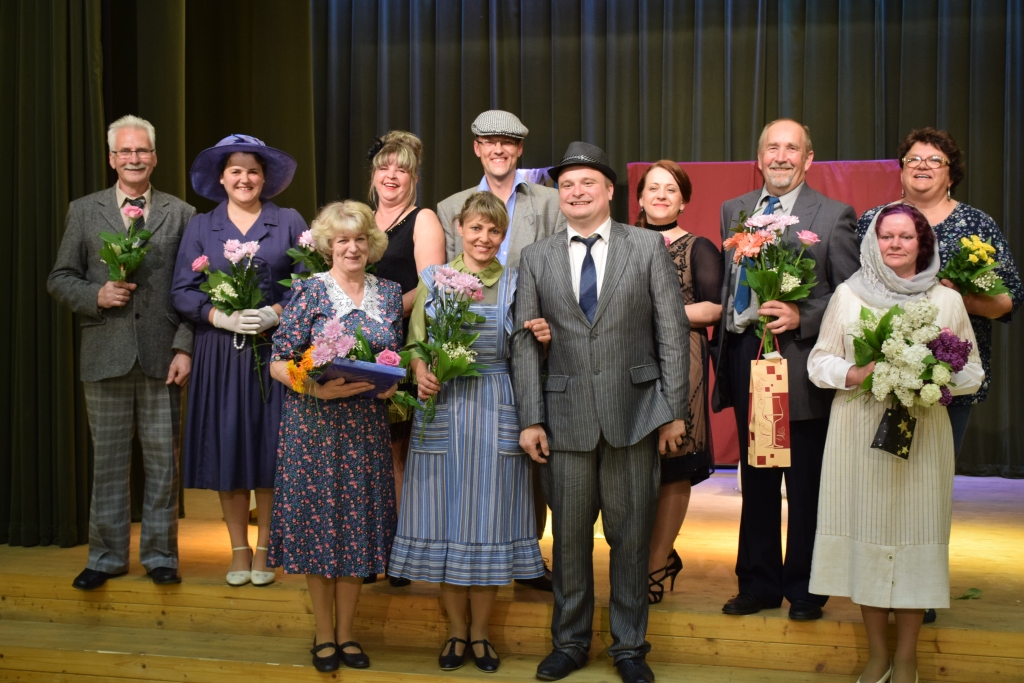 PĒC PIRMIZRĀDES viss Daudzevas amatierteātra talantīgo aktieru ansamblis. Otrajā rindā no labās — režisore Inguna Strazdiņa.
Autors: Elita Brovacka