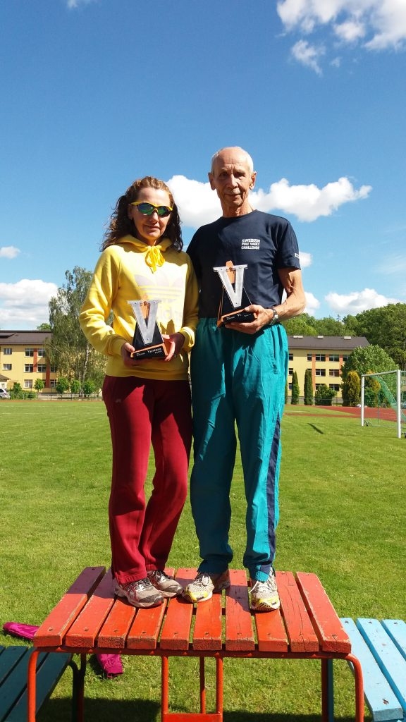 Dace Faituša un Valdis Cela, senioru vieglatlētikas sacensību “Viestura kauss” augstvērtīgāko rezultātu uzrādītāji, saņēma Cīruļu ģimenes sarūpētos kausus, kuros iestrādātajam V burtam ir simboliska nozīme — vieglatlētika, Viesturs, “Victory” (tulkojumā no angļu valodas — uzvara).
Autors: no Kokneses sporta centra