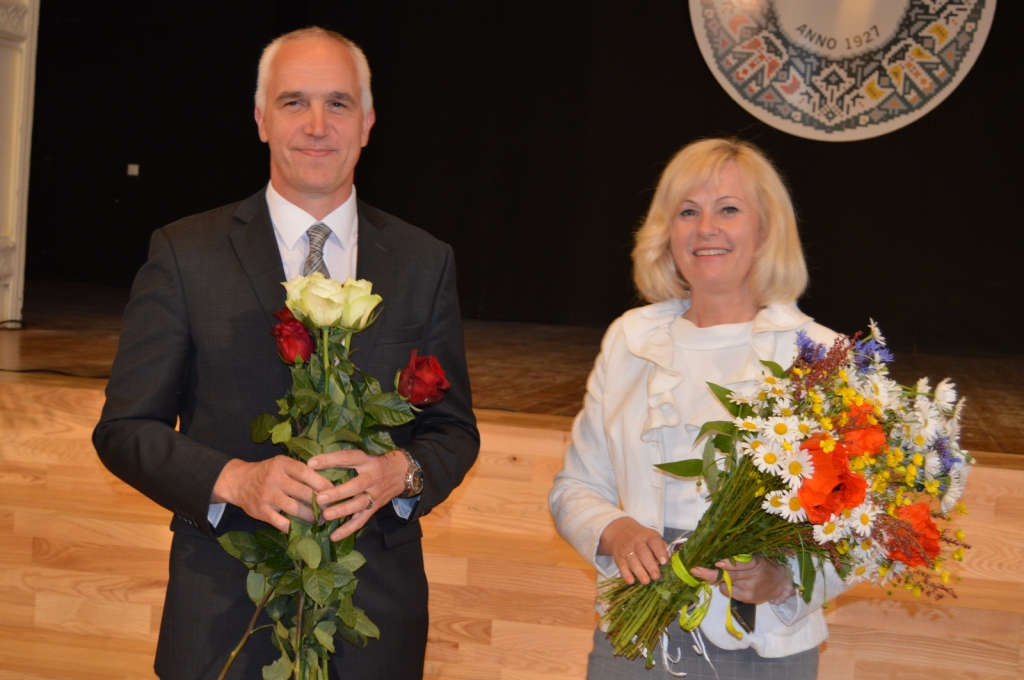 Jaunais domes priekšsēdētājs Aigars Lukss un līdzšinējā domes priekšsēdētāja Gunta Žilde, kura vēlēšanās nekandidēja.