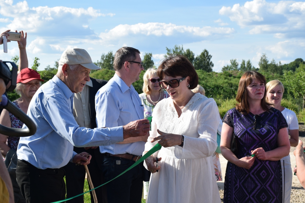 Katram pa gabaliņam. Katram no “Liktens gātes” atklāšanas dalībniekiem tika pa gabaliņam lentes, ko sagrieza un pasniedza “Kokneses fonda” padomes priekšsēdētāja un Eiropas Parlamenta deputāte Sandra Kalniete.
Autors: Guna Skaistkalne