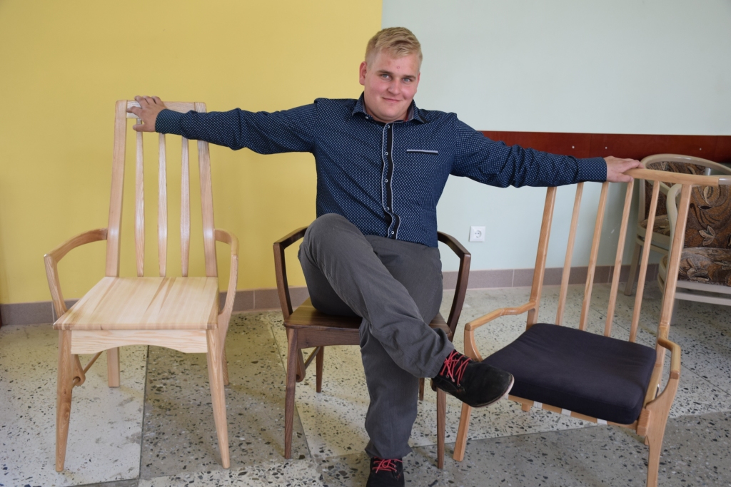 PAŠA MEISTAROTI. Ja par krēslu konkursā “Krēsls” izcīnīta otrā vieta, tad uz tā var sēdēt pavisam droši! Tas gatavots no riekstkoka, izmantojot elektriskos instrumentus. Krēslu pa kreisi Rolands Brics taisīja no oša, treniņu nolūkā gatavojoties konkursam. Bet pa labi redzams no melnalkšņa taisītais pagājušā gada konkursa darbs, kas arī novērtēts ar otro vietu.