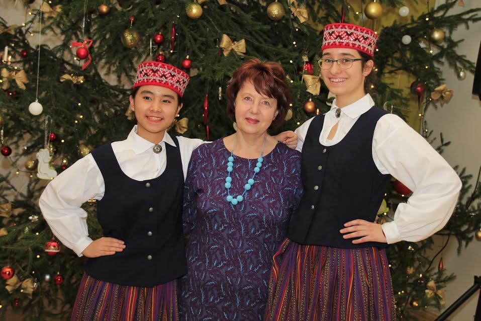 Kā īstā ģimenē. Skolotāja Ruta Aukšpole ar viesskolniecēm Namtanu no Taizemes (pa kreisi) un Paulu no Vācijas (pa labi).
Autors: no R. Aukšpoles albuma