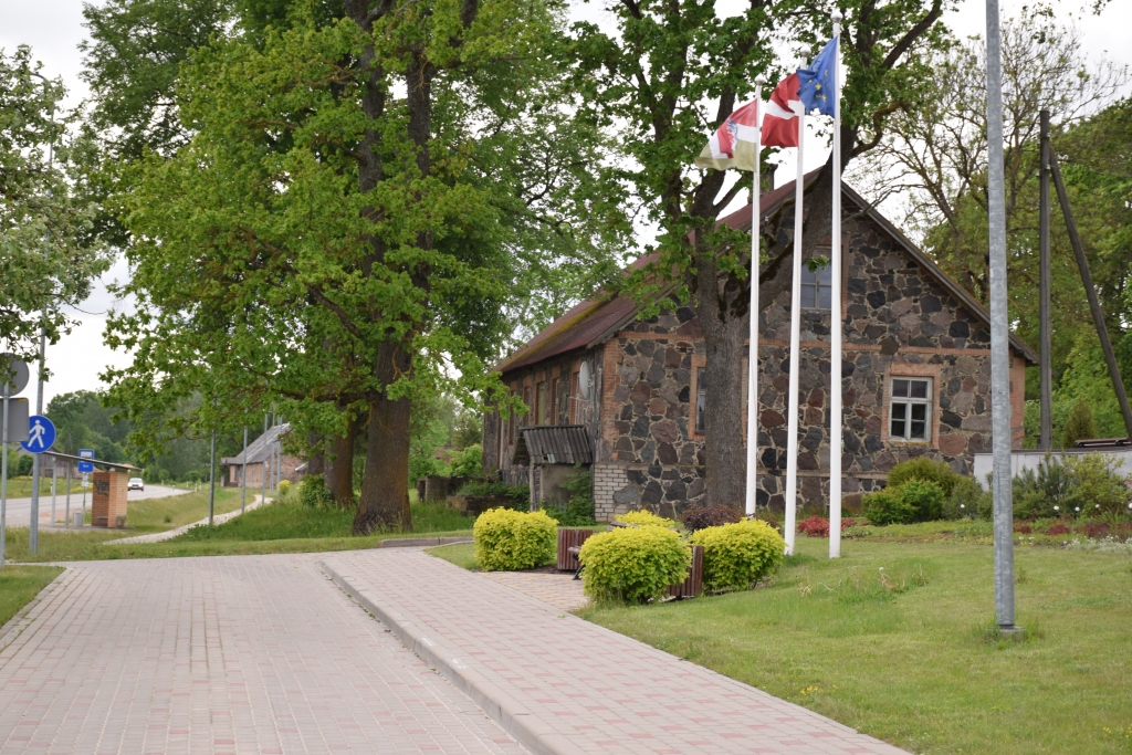 ĪPAŠUMA “TĪSI” teritorijā ir gājēju celiņi, kas uzbūvēti ar Eiropas Savienības fondu atbalstu, līdz ar to pašvaldība ieinteresēta šo zemi iegādāties.
Autors: Elita Brovacka