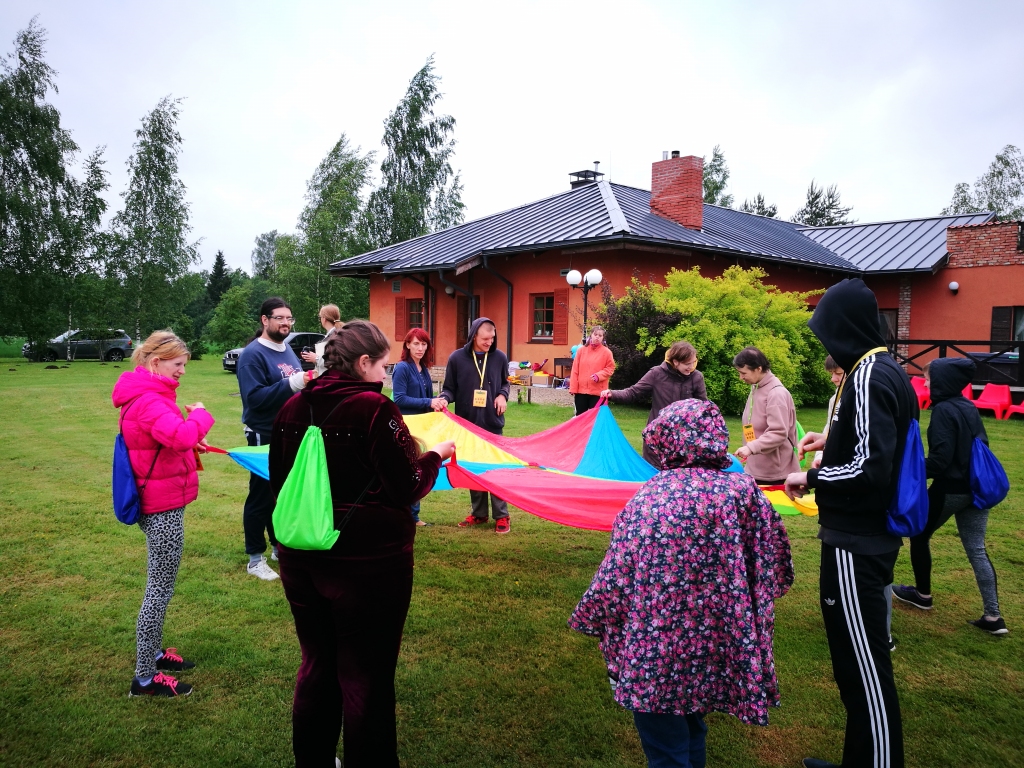 Viesu namā “Debesu bļoda” Ogres novadā jau ceturto reizi notika starptautiskās sportisko un radošo aktivitāšu dienas “Iespēja 2017” cilvēkiem ar fiziskās un intelektuālās attīstības traucējumiem.
Autors: Agnese Sprukte-Leitāne