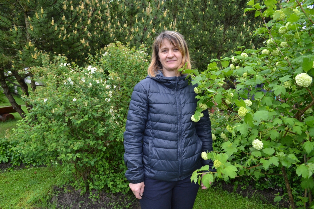 ROZEŠU MEISTARE. Anžela Saļņikova: “200 rozetēm bija vajadzīgi vairāki mēneši, tās taisīju pēc darba, brīvdienās un arī naktīs, lai paspētu laikā. Tās ir dažādas, vizuāli iztēlojos, kādas tās varētu izskatīties, reizēm to izskatu redzu sapnī, tādēļ tuvumā vienmēr ir blociņš, zīmulis un pildspalva, lai pamostoties idejas varētu pierakstīt.”
Autors: Guna Mikasenoka