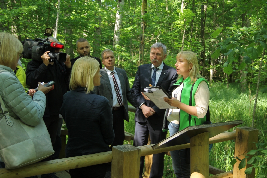 Dabas eksperte Sandra Ikauniece demonstrē praktisko dabas skaitīšanas norisi.
Autors: publicitātes