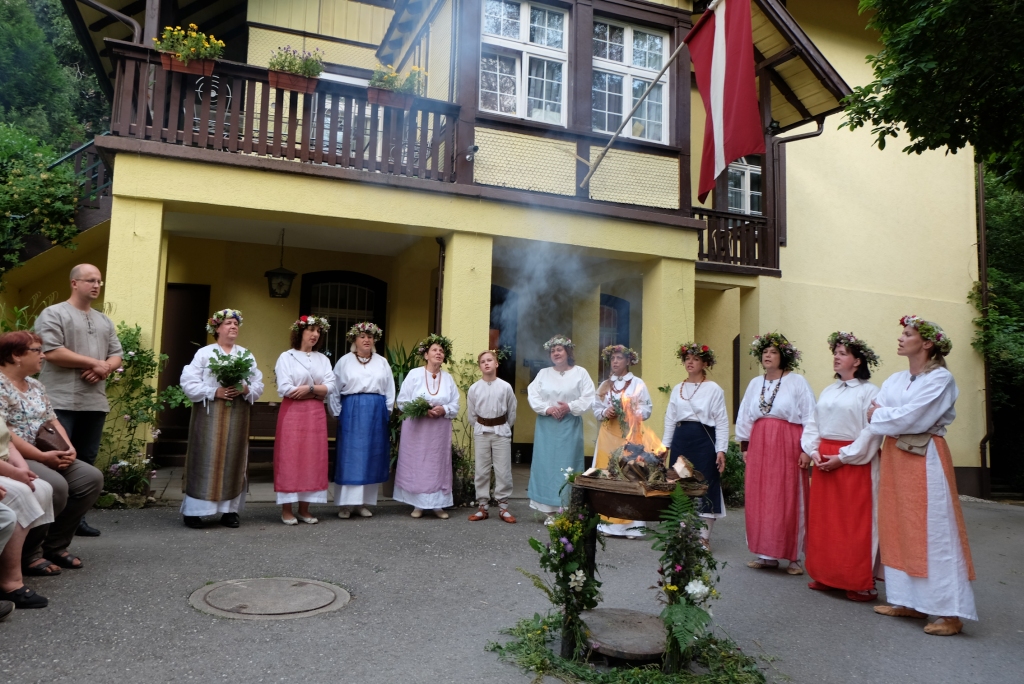 Jāņi Latviešu centrā Bērzainē.
Autors: no latviesi.com