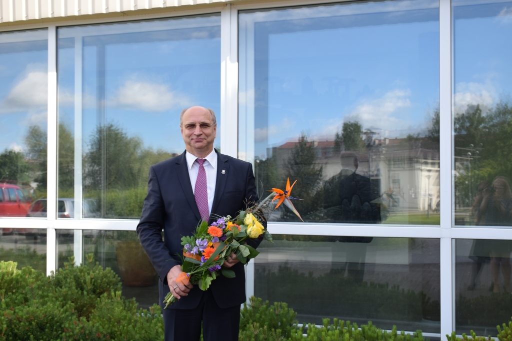 UZKLAUSĪS JEBKURU VIEDOKLI. Atkārtoti ievēlētais Aizkraukles novada domes priekšsēdētājs Leons Līdums sola demokrātisku domes vadīšanas stilu, uzklausot jebkuru viedokli, kā galveno mērķi vienmēr izvirzot kopējo novada izaugsmi.
Autors: Guna Mikasenoka