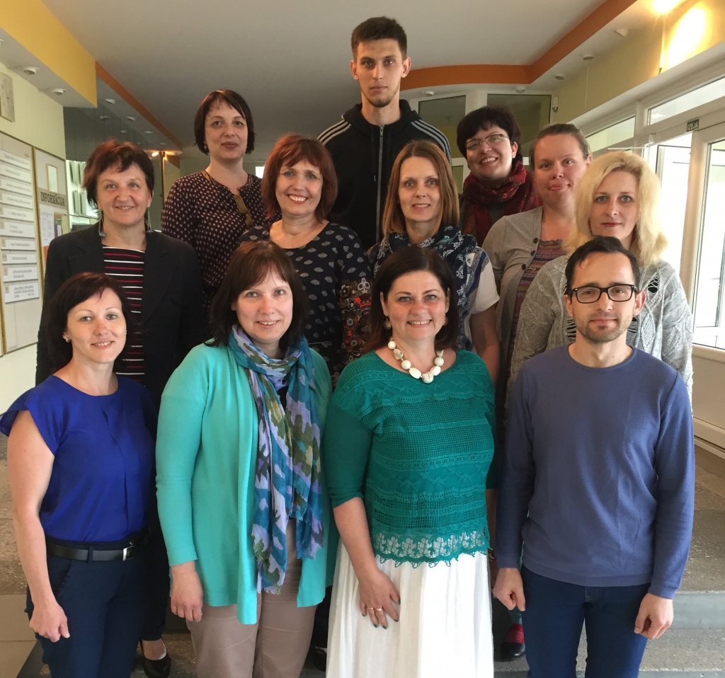 AR APGŪTO BŪS JĀDALĀS. Skolotāji tikās informatīvajā sanāksmē Aizkrauklē, lai pārrunātu projekta norisi. Pēc mācībām ārvalstīs būs jāsagatavo referāts vai jāvada meistarklase, pieredzē daloties ar kolēģiem. No labās — projekta vadītājs Edgars Bērziņš un Aizkraukles novada Izglītības pārvaldes vadītāja Astra Siliņa.
Autors: no Aizkraukles novada pašvaldības