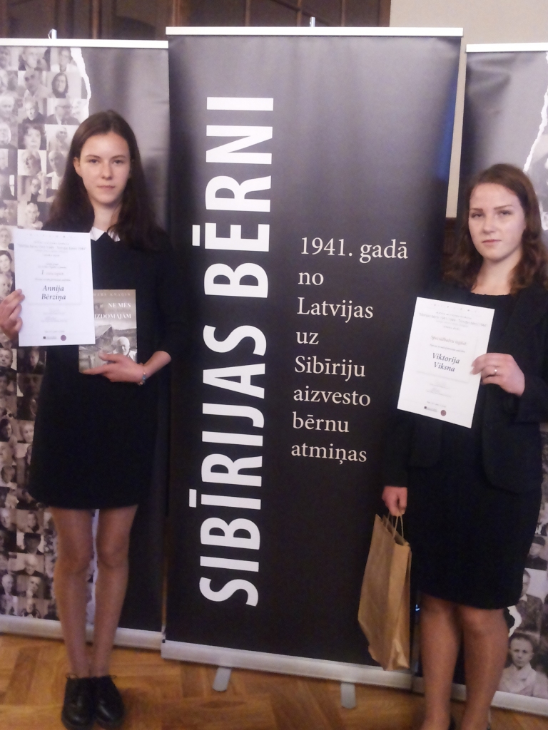 ATZINĪGS NOVĒRTĒJUMS konkursā arī Pļaviņu novada ģimnāzijas skolniecēm Annijai Bērziņai (no kreisās) un Viktorijai Vīksnai, šķetinot vēstures drūmās lappuses.
Autors: Iveta Krastiņa