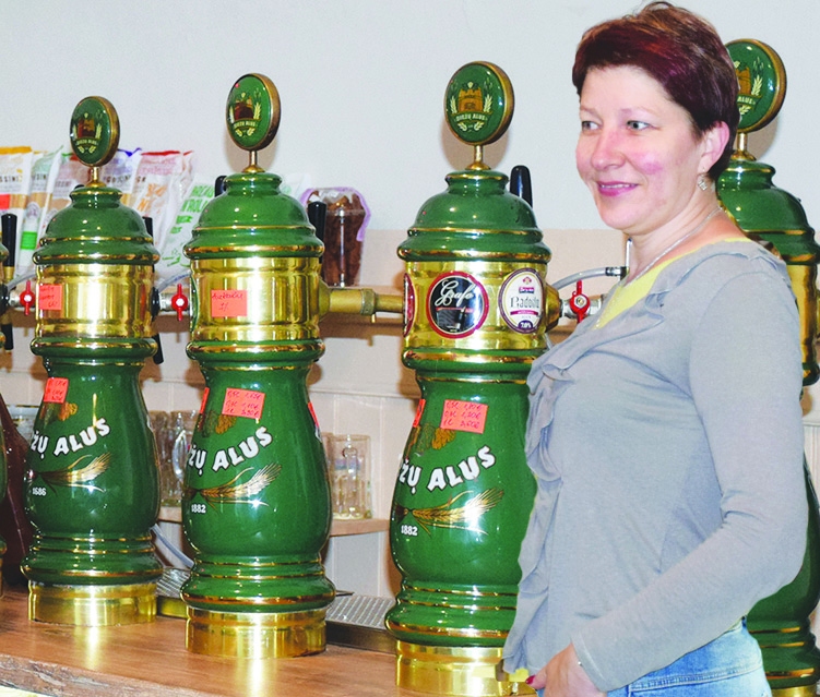 Atver pirms svētkiem. Līga Cepurīte stāsta, ka, veidojot telpas interjeru, izlīdzējušies ar jau tajā esošajām mēbelēm, bet bāra leti gatavojis vīrs.
Autors: Imants Kaziļuns