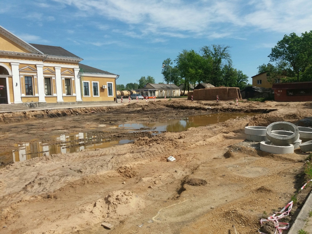 BŪVDARBI APSTĀJUŠIES. Pļaviņu dzelzceļa stacijas laukuma pārbūves darbi pagaidām apstājušies, jāizbūvē jauna ūdens drenāžas sistēma.
Autors: Sandra Pumpure