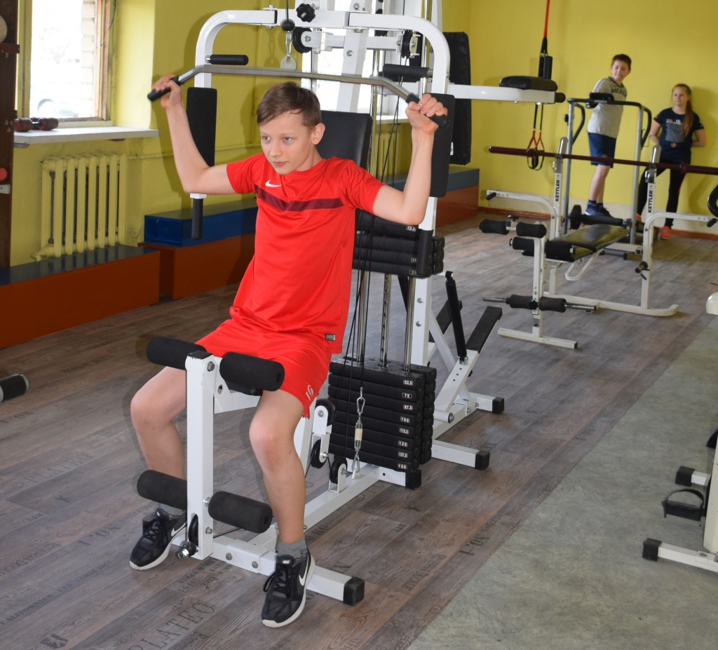 KOPĀ JAUTRĀK. Pļaviņu jaunie skvoša spēlētāji labprāt trenējas jaunajā zālē.
Autors: Sandra Pumpure