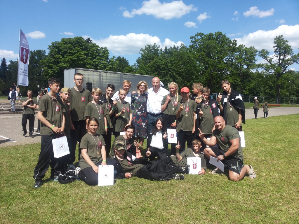 Attēlā otrajā rindā no kreisās — Endijs Strigins, Kristaps Jukša, Krists Zablockis, Valters Kudiņš, Dairis Ločs, Vita Veļičko, Latvijas olimpieši Deniss Čerkovskis, Ineta Radēviča, aizsardzības ministrs Raimonds Bergmanis, Eva Tomaševska, Toms Valainis, Roberts Priedītis, Toms Gaigalnieks, Rojs Eglītis. Pirmajā rindā — Dana Zilvere, Niks Deinis, Matīss Ločs, Vanesa Knodeļa, Adrians Strigins, instruktors Gints Kokins.
Autors: Gints Kokins