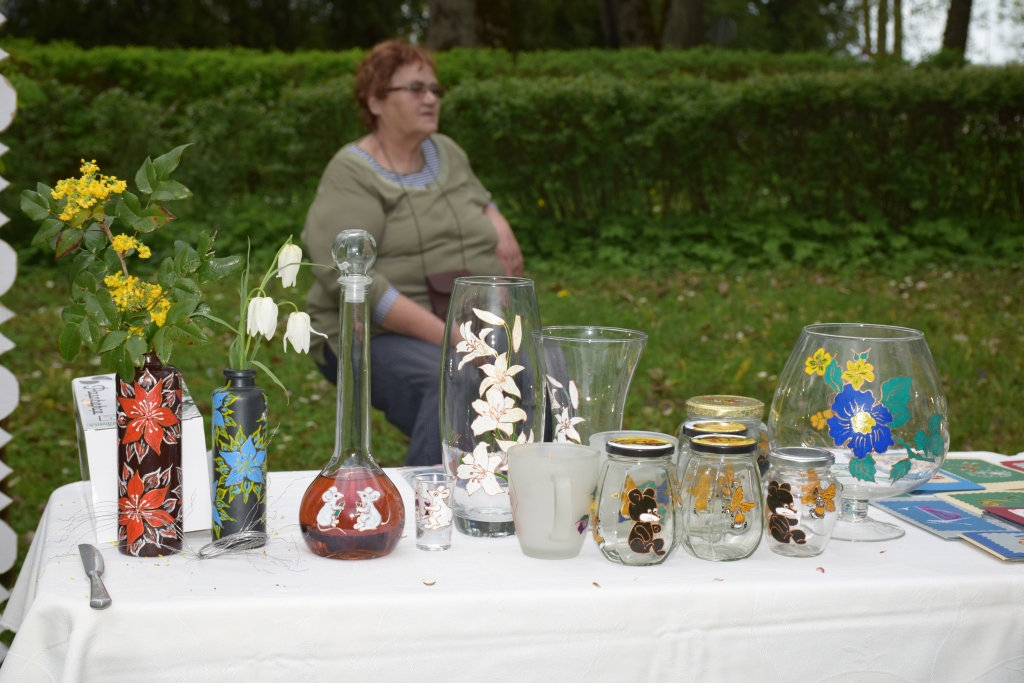 AR RADOŠU DĀVANU Inta Bērziņa iepriecina radus un draugus. Viens no viņas jaunākajiem darinājumiem — medus burciņas ar lācēniem.
Autors: Elita Brovacka