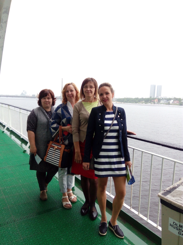 Titula “Gaismas nesējs” ieguvējas ceļā uz Stokholmu izbaudīt galveno balvu — ceļojumu. Otrā no kreisās — Ingrīda Grūbe.
Autors: no I. Grūbes albuma