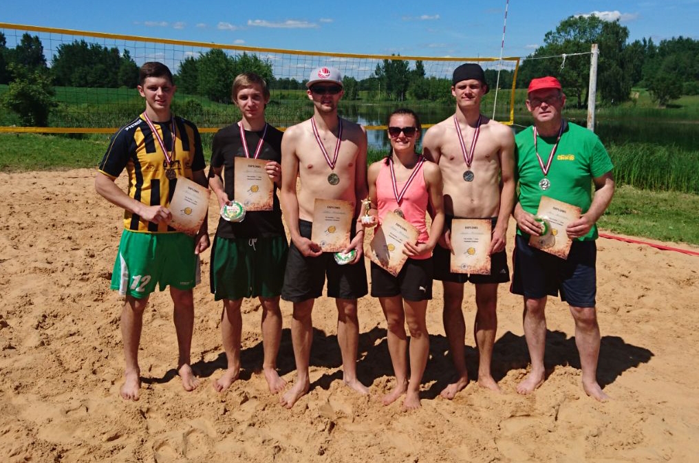 JĀŅU MAČA uzvarētāji jaunajā pludmales volejbola laukumā Seces pagasta centrā.
Autors: Inga Vaškeviča