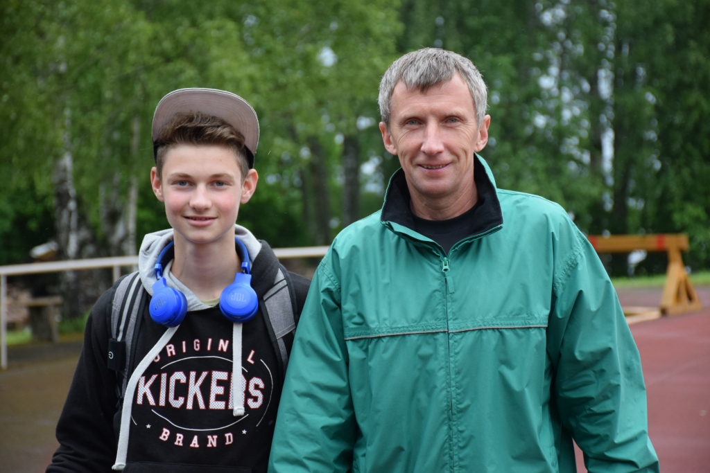 Turam īkšķus! Viena no mūsu cerībām uz medaļu — Artūrs Sviderskis ar treneri Aigaru Rubli.
Autors: no Aizkraukles novada sporta skolas