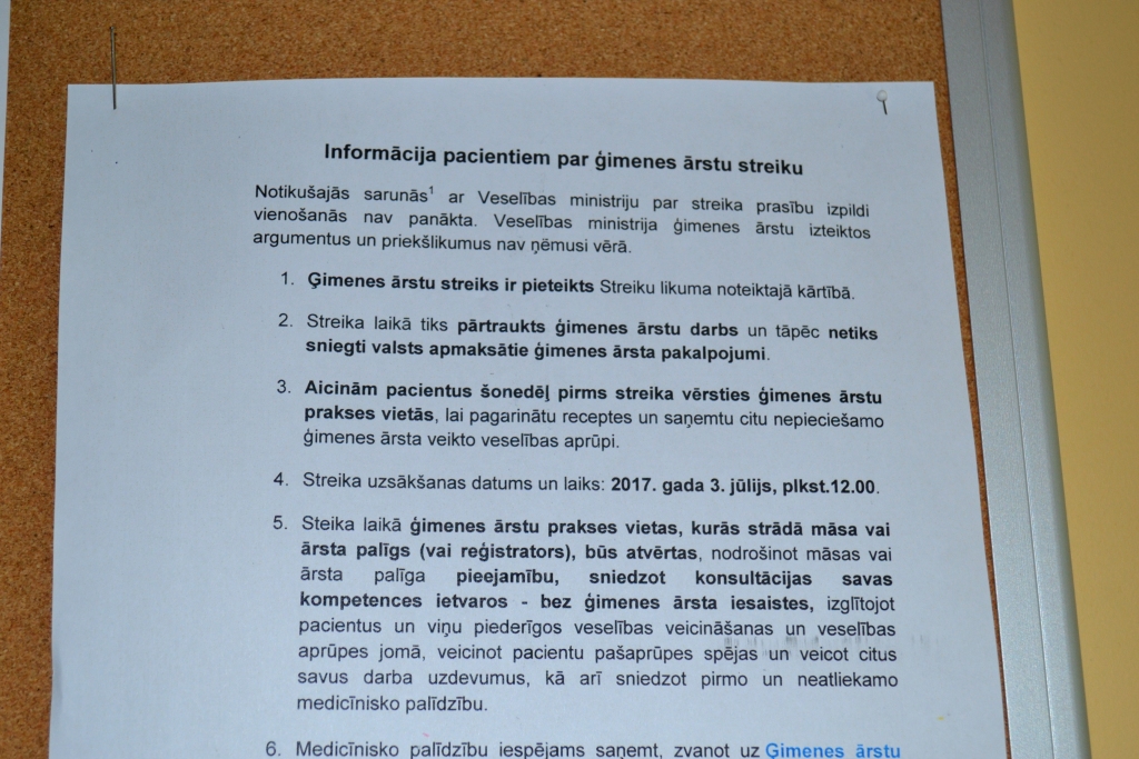 Aizkraukles poliklīnikā ģimenes ārstu prakšu vietās pie ziņojumu stenda izvietota informācija par gaidāmo streiku.
Autors: Guna Mikasenoka