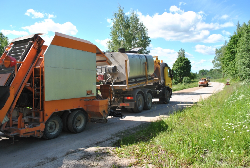 DARBI SĀKUŠIES! Šonedēļ sācies ilgi gaidītais ceļa Odziena—Vietalva remonts. Tas gan nav asfalts, kā to būtu vēlējušies vietalvieši, taču ir cietais segums, kas ļaus ceļam neputēt un nodrošinās labākus braukšanas apstākļus.
Autors: Sandra Pumpure