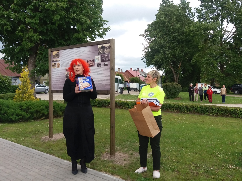 ATKLĀJ PLĀKSNI. Gita Umanovska (no kreisās) pasākuma rīkotājiem dāvāja ebreju grāmatas un šīs tautas tradicionālo ēdienu — maizītes no neraudzētas mīklas — macas. No labās — Iveta Krastiņa.
Autors: Sandra Pumpure