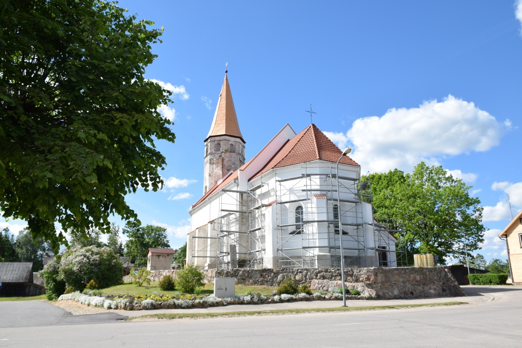 Darbus pabeigs jūlijā. Lielākā daļa ēkas ārsienu nokrāsota, vēl jāstrādā pie 38,67 metrus augstā torņa fasādes.
Autors: Līga Patmalniece