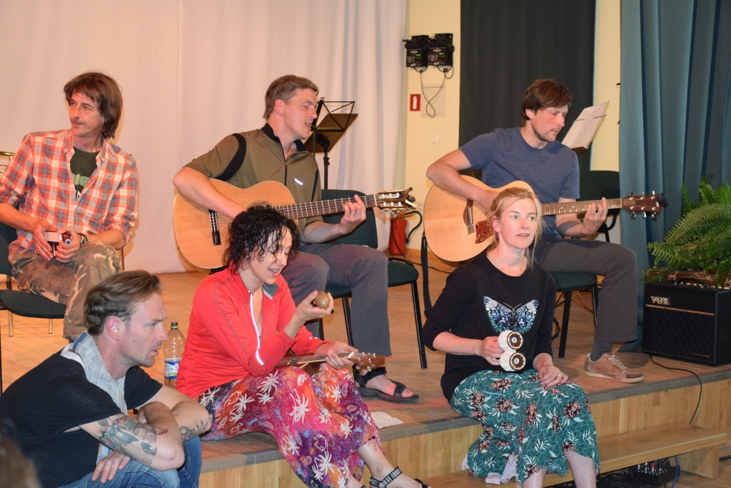 KONCERTS SUNĀKSTĒ norisinājās pieklusinātā gaisotnē — klausītāji izjuta ceļotāju nogurumu, taču vakars izvērtās abpusēji jauks.
Autors: Elita Brovacka