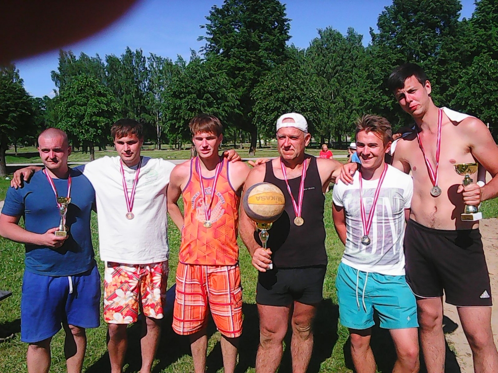 Kausu ieguvēji pludmales volejbola sezonas atklāšanas sacensībās.