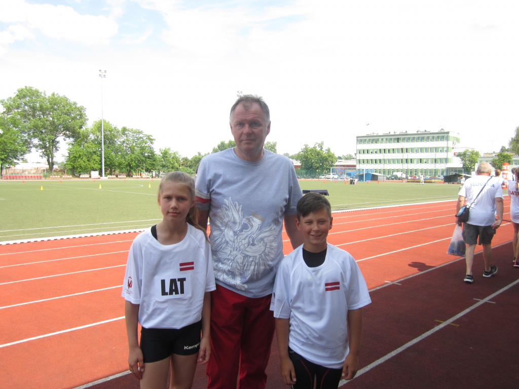 L. Lielā, A. Veļčinskis un V. Voroņins (vidū), sacensību organizētājs un sporta leģenda Polijā vieglatlētikā.
Autors: no Aizkraukles sporta skolas