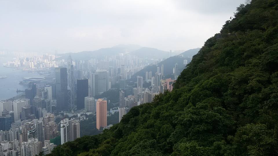 MILZĪGĀS AUGSTCELTNES no augšas. Dažas ir pat simtstāvīgas, uzkāpjot  augstu kalnā, var redzēt to jumtus.
Autors: no ceļotāju albuma