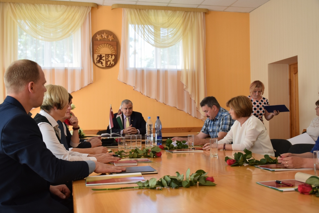 Jaunievēlētās Neretas novada domes otrajā sēdē mainījās deputātu sastāvs. Saistībā ar to, ka diviem deputātiem pilnvaras izbeigtas pirms termiņa, mainīti arī komiteju sastāvi.
Autors: Imants Kaziļuns