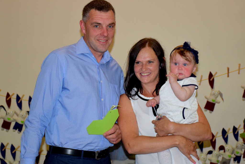 Vecāki ar pirmdzimto meitiņu Loretu. “Lai gan bija vairākas idejas bērna vārdam, tomēr palikām pie manis sen iecerētās Loretas,” teic mazās Loretas Rozes mamma Evita Sniedze.
Autors: Imants Kaziļuns