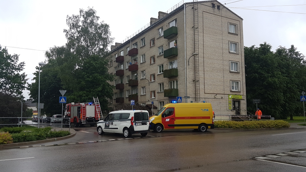 Visi glābēji vienuviet. Operatīvo dienestu kopējās mācībās izspēlēja situāciju ar gāzes noplūdi dzīvoklī.
Autors: Imants Kaziļuns