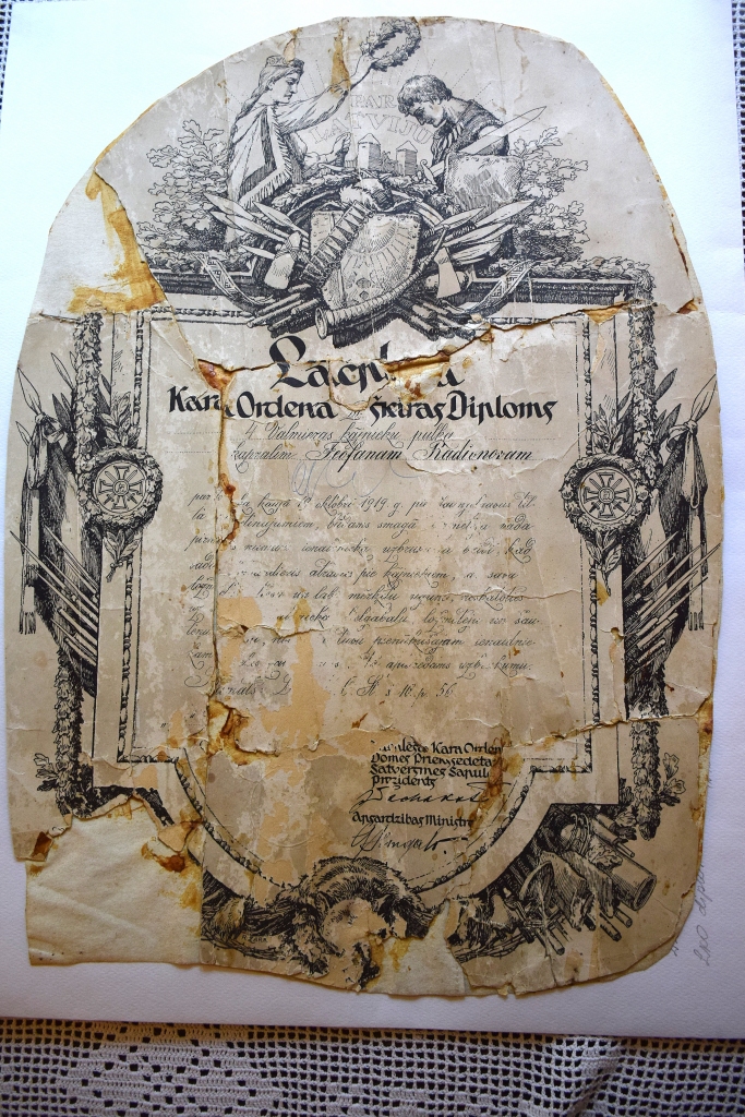 Ordeņa diploms. Sākot no 1922. gada novembra, apbalvotajiem izsniedza mākslinieka Riharda Zariņa veidotu diplomu ar īsu varoņdarba aprakstu un LKO apliecību.
Autors: no Aizkraukles Vēstures un mākslas muzeja