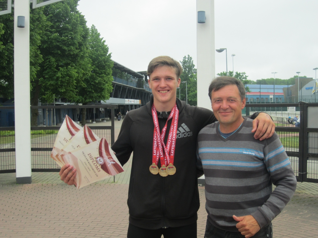Trīskārtējs Latvijas junioru čempions. Aizkrauklietis Oļegs Kozjakovs ar treneri Valēriju Veļčinski.
Autors: no Aizkraukles novada sporta skolas
