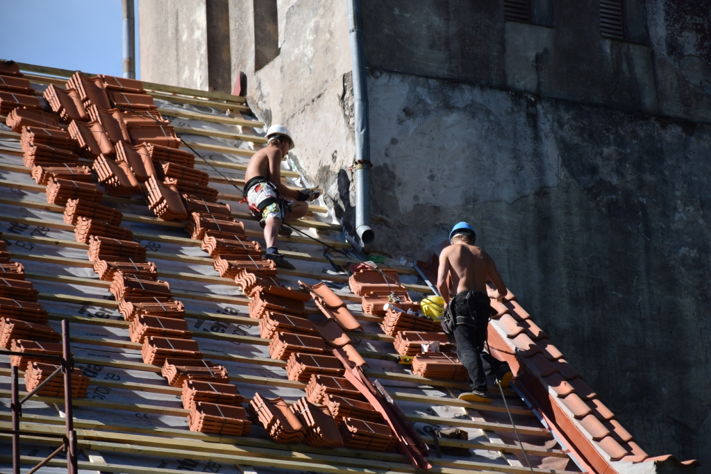Būs jauns jumts. Māla dakstiņi, ko klāj dievnama jumtam, nāk no Polijā izvietotas Vācijas ražotnes.